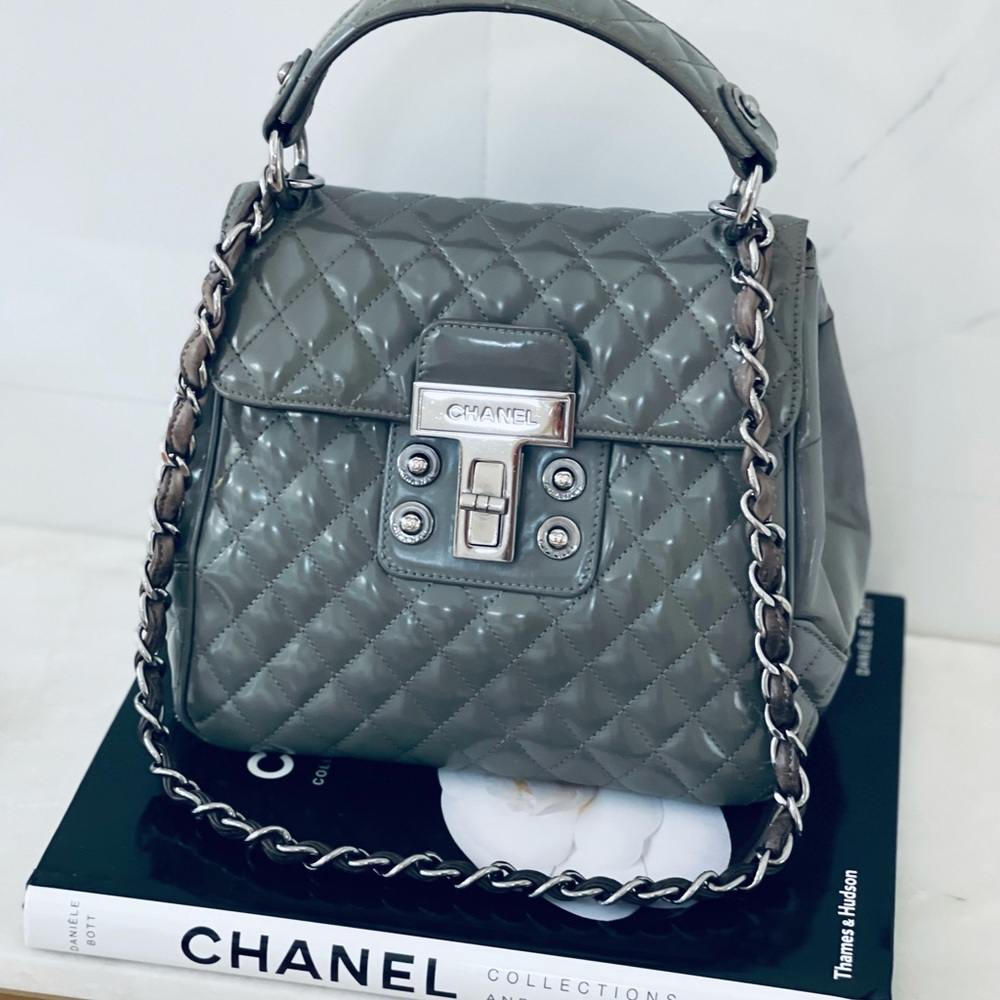 CHANEL quilted flap bag Kelly patent leather